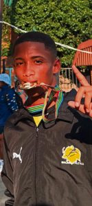 Kayster hol soos ‘n goed geoliede yster