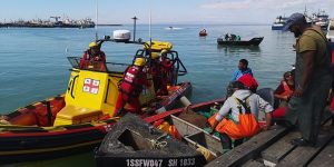 NSRI red vissers met onklaar boot