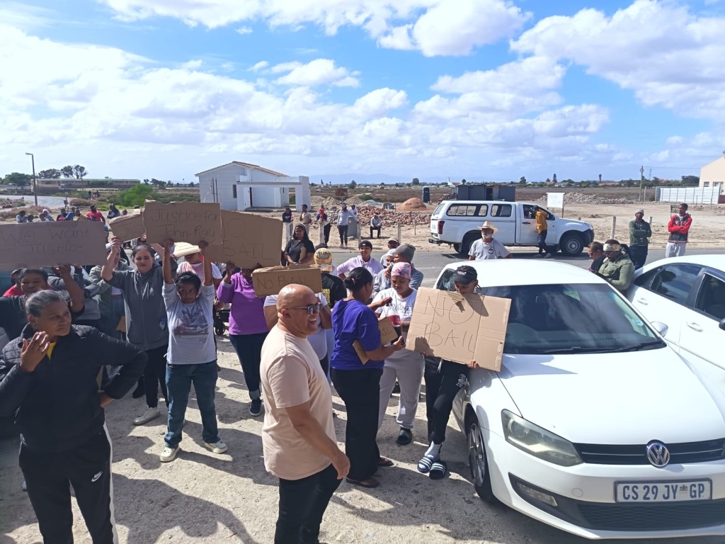 Inwoners en familie het hul ondersteuning getoon in die moord-saak van John-Ray Pieterse. Foto: Reginald Carolus