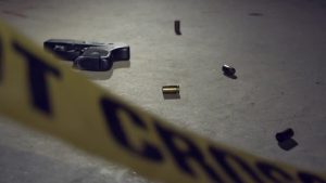 Veiligheidsbeampte ernstig beseer in skietvoorval