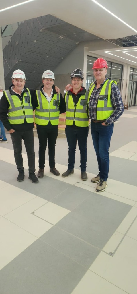 Dean Jankielsohn, Robert Jankielsohn, Philip Jankielsohn en Riaan Louw besoek die bouwerke tydeds die uitbreiding van die Piquetberg Mall. Foto: Letitia Van Zyl-Schultz