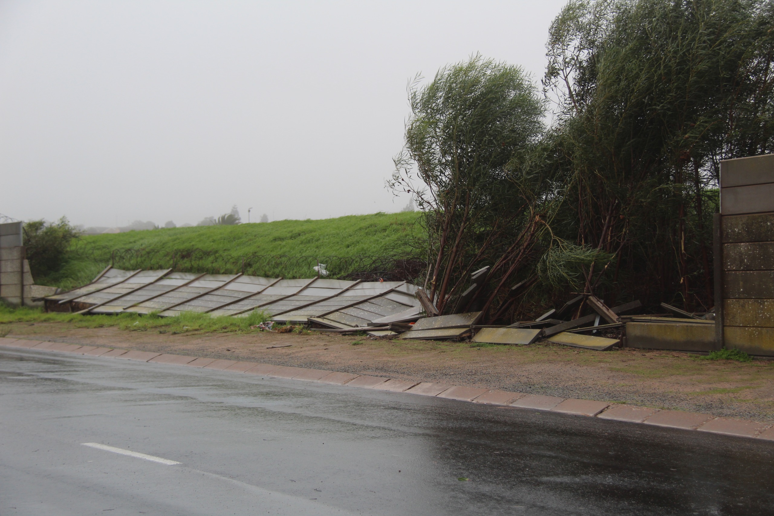 Sterk wind het die muur van die Vredenburg-sportgronde platgeslaan. Foto: Noluvu Ludidi