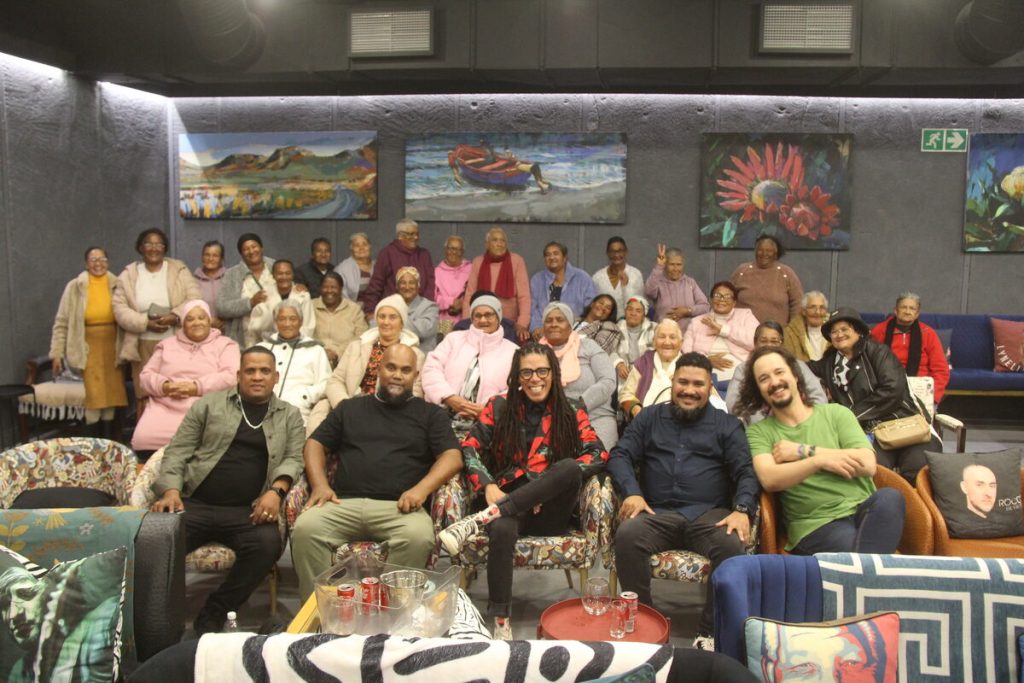 Hiram Koopman saam met die band en oumas van Paternoster.