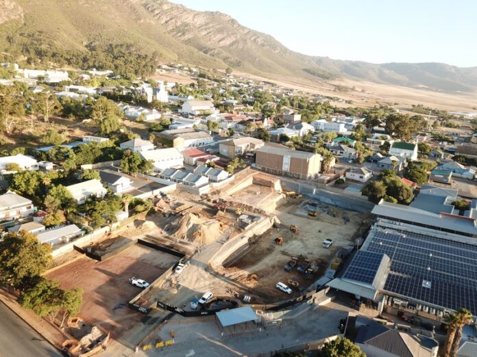 Bouwerk aan die Piquetberg Mall vorder fluks. Foto: Letitia Van Zyl-Schultz