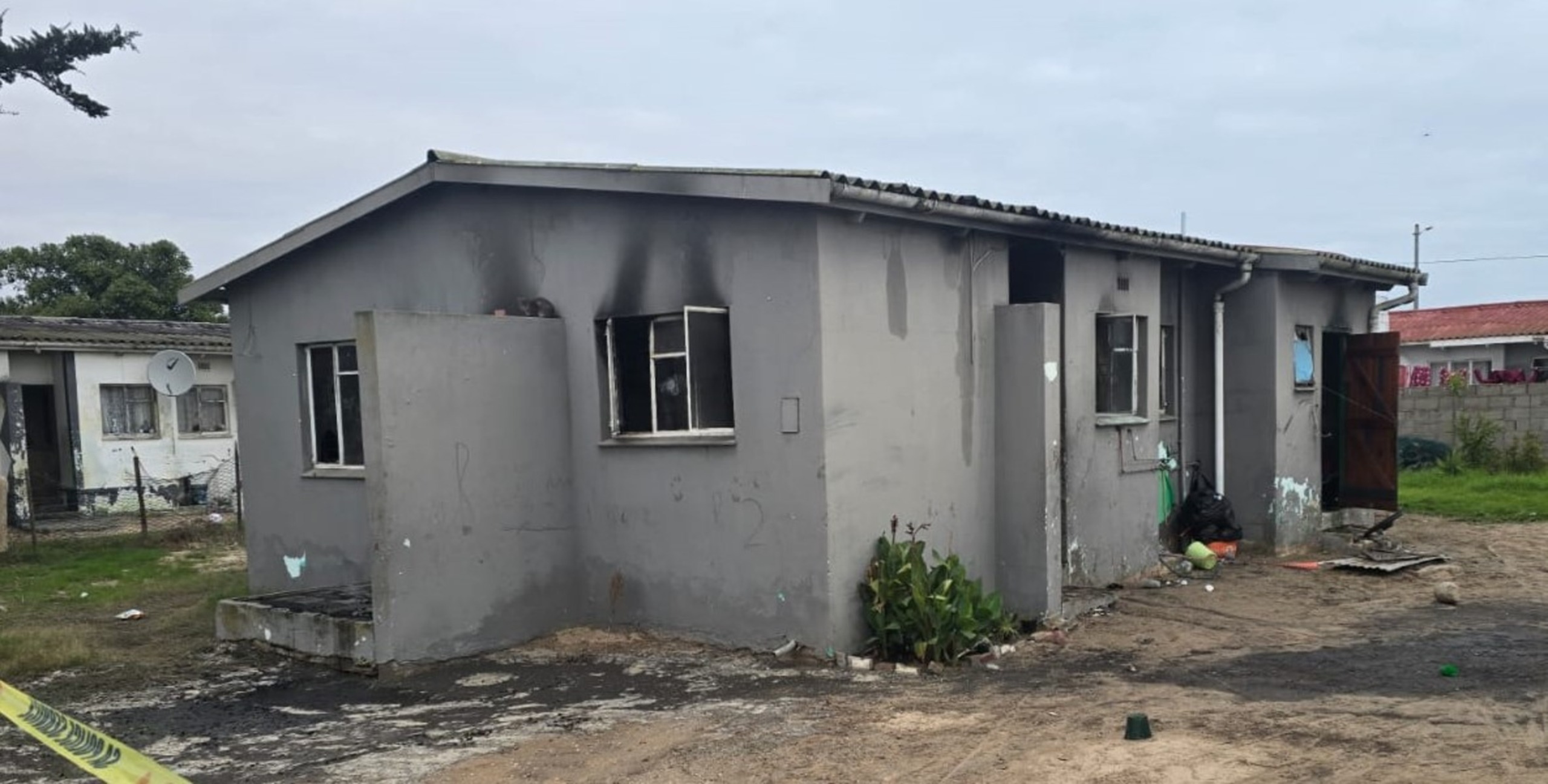 'n Familie van Noordhoek is met niks gelaat nadat hul huis in 'n brand verwoes is nie. Foto: Johnny Da Silva