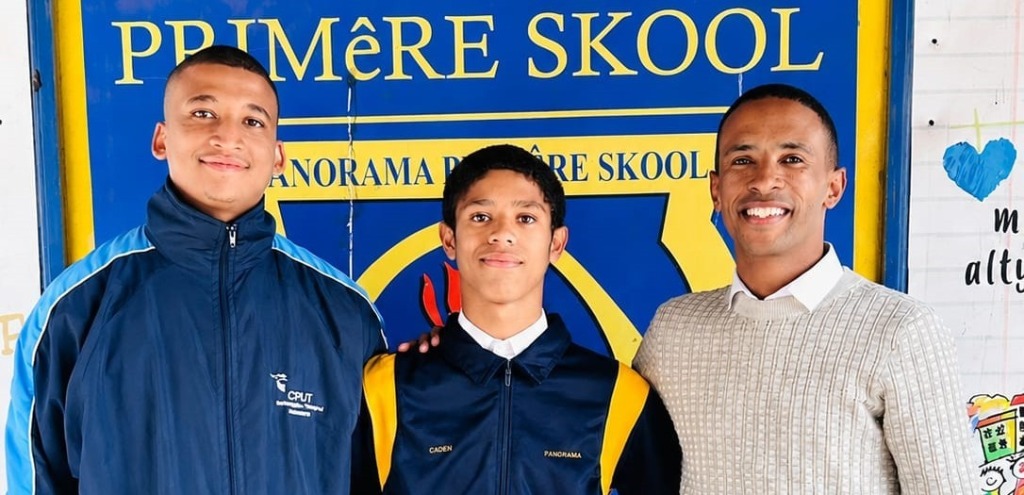 Caden Snyders (middel) saam met sy afrigters Gustav Job (links) en Elmore Bailey (regs).