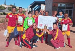 Jurie Hayes se o.13-sokkerspan spog met toernooibeker