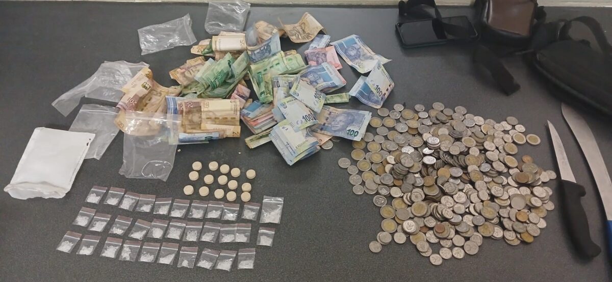Beslag is gelê op 31 klein sakkies tik en 15 mandrax tablette en kontant. 