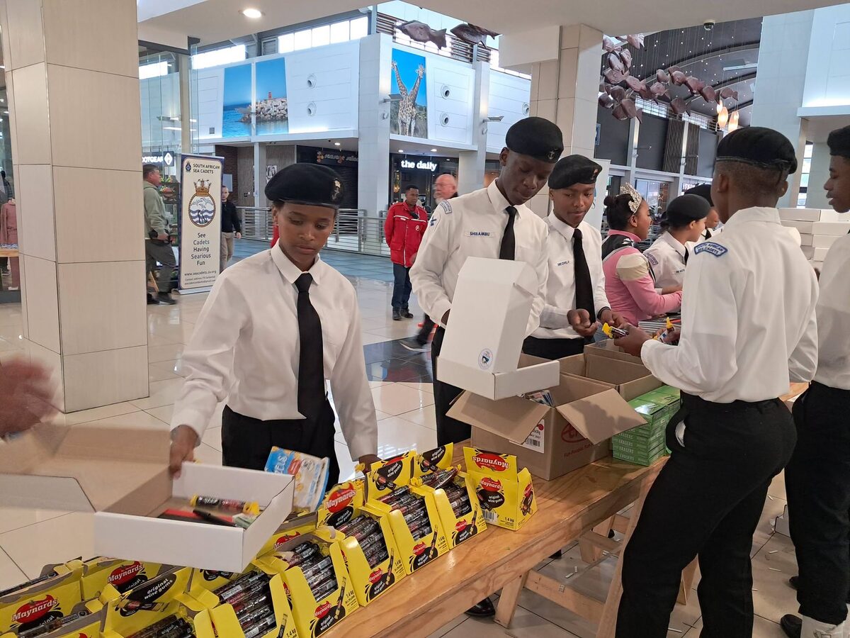 Weskus Mall, in samewerking met die Saldanha-seekadette, doen hul deel vir Mandela Dag.