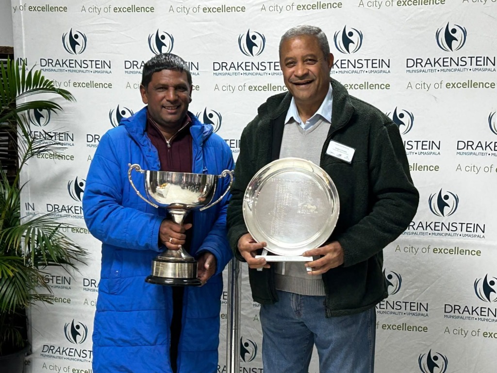 Stephen Korabie oorhandig die trofeë vir die beste manlike en vroulike roeier aan Ray van Rooy.