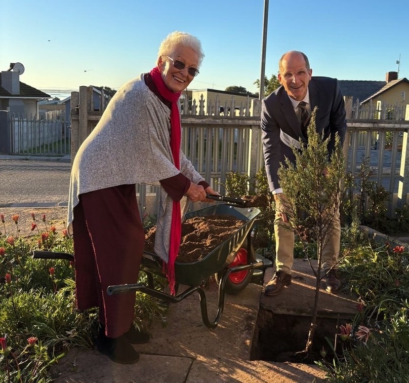 Elna Slabber en ds Kotzé Olivier by die boomplant seremonie