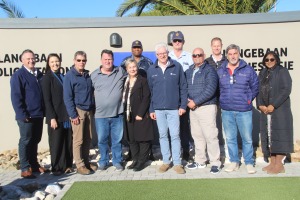 Premier besoek Langebaan polisie, prys hulle ook oor netheid