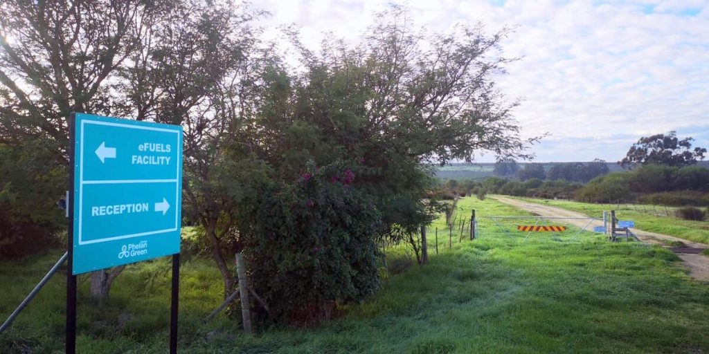 Kennisgewingsborde staan by die grond waarop 'n waterstof- en sonplaasaanleg beplan word.