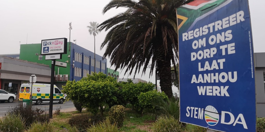 Weslander het op 12 Julie Vredenburg besoek waar plakkate steeds aan lamppale aangebring was. Foto: Danie Hefers