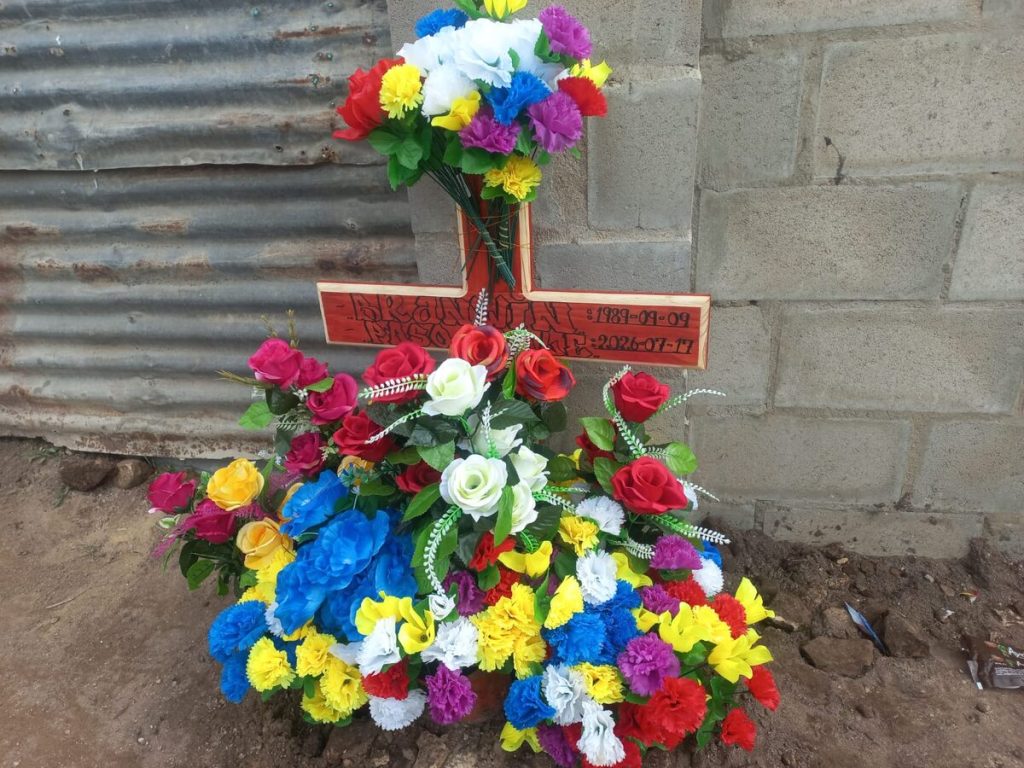Blomme op die toneel van Pasquelle se dood. Foto: ­Noluvu
Ludidi