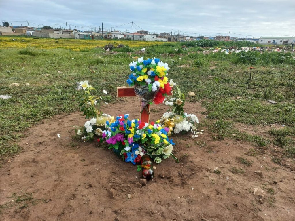 Blomme is ook op die plek waar Andrew Esau gesterf het, neergelê. Foto's: Noluvu Ludidi
