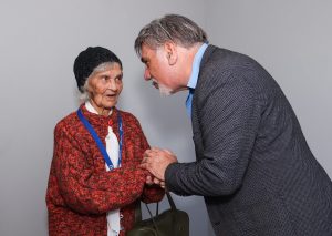 38 huise in Louwville oorhandig