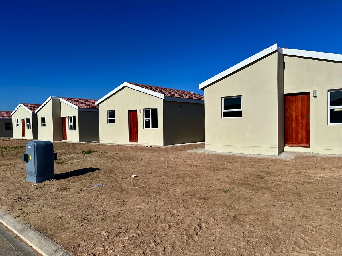 Die ry nuwe huise in Louwville.