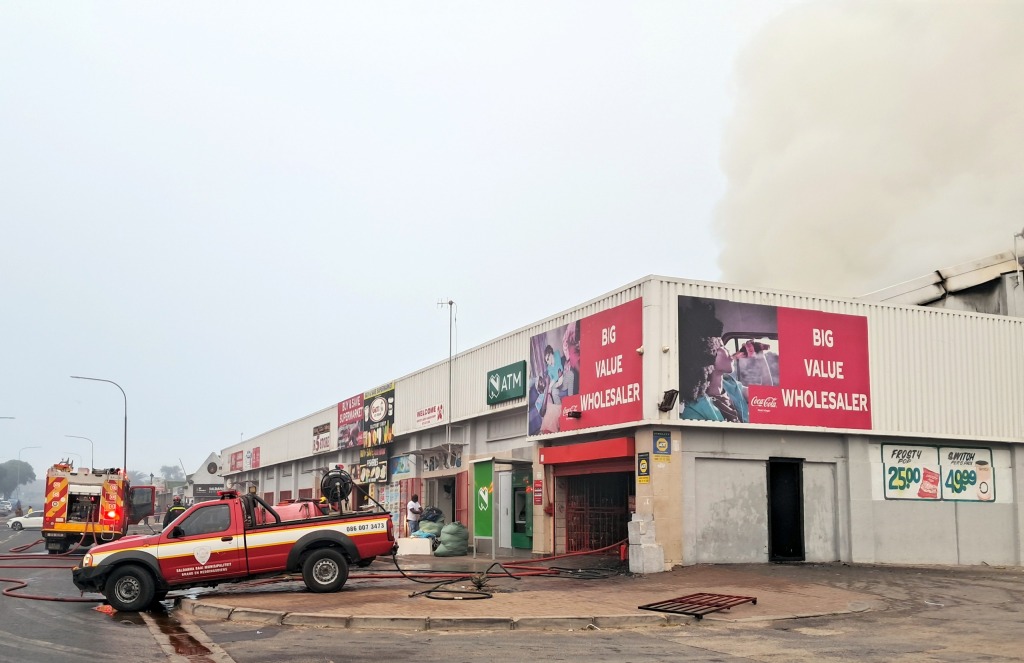 Rook borrel uit die sakegebou in Saldanhaweg. FOTO: Alida Buckle