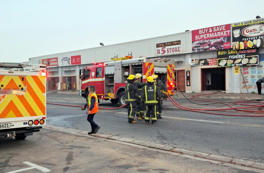Brandweermanne bespreek verdere stappe tydens die bluswerk. FOTO: Alida Buckle