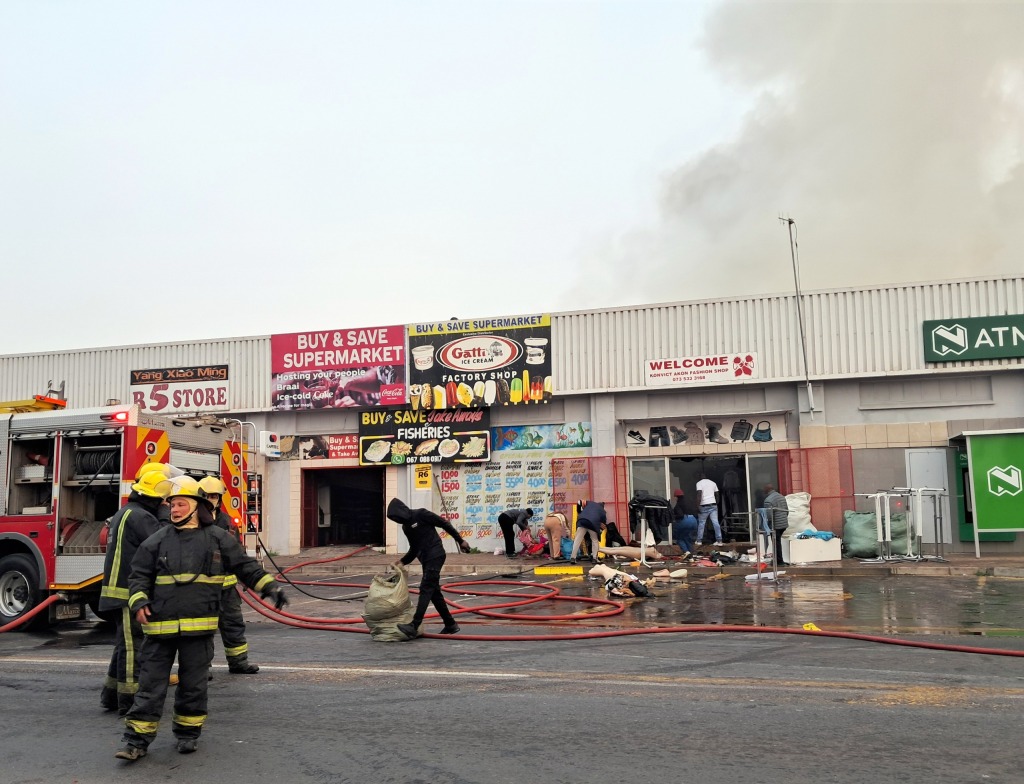 Die omvang van die skade aan die drie winkels iis duidelik sigbaar. FOTO: Alida Buckle