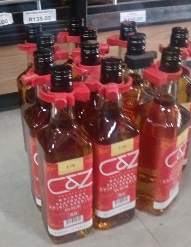 Polisie het beslag gelê op onwettige drank tydens ’n operasie in die Saldanha-omgewing. FOTO: Verskaf