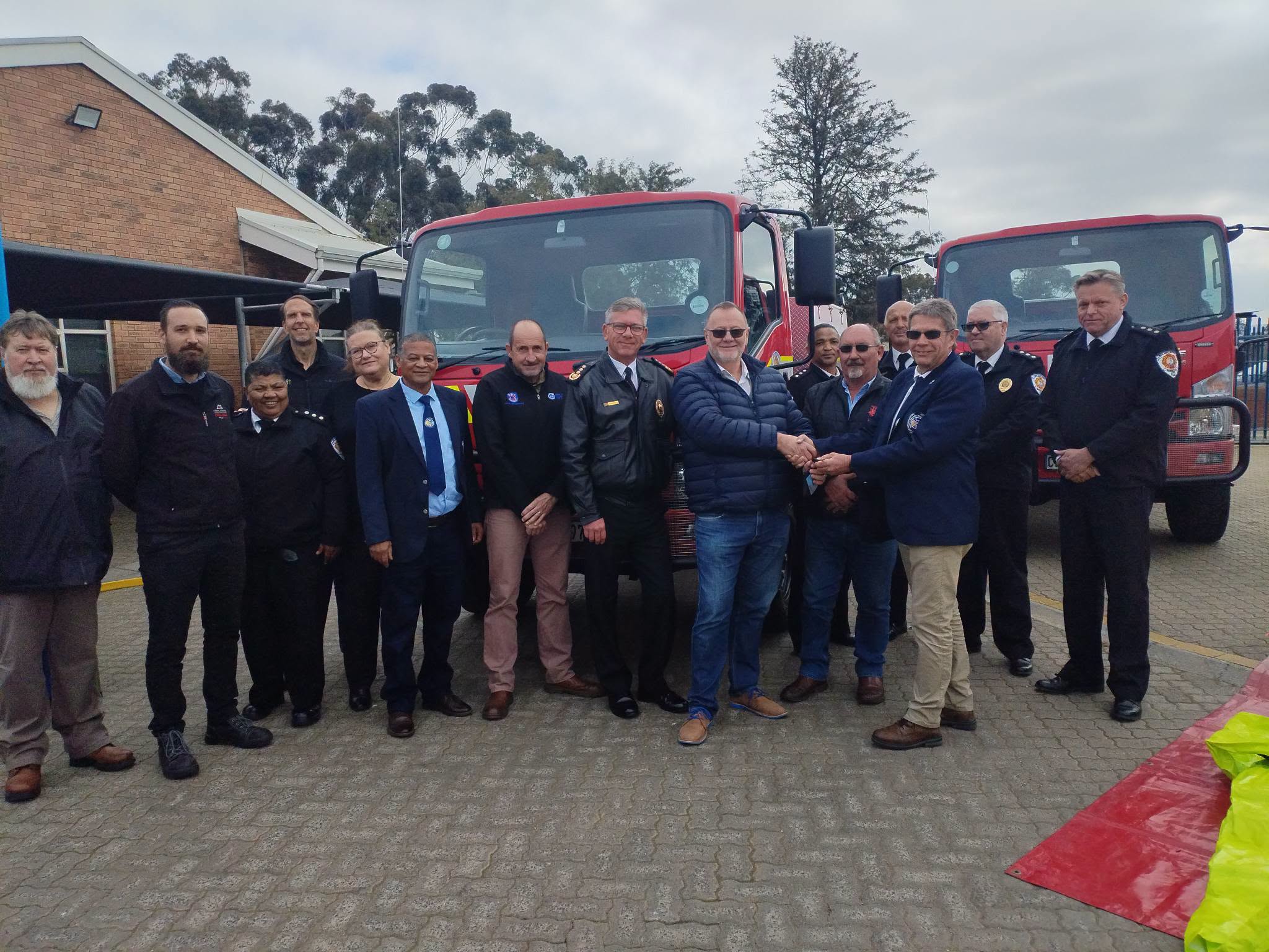 mptenare vier die oorhandiging van nuwe brandweerwaens aan Weskus Brand- en Reddingsdienste.
