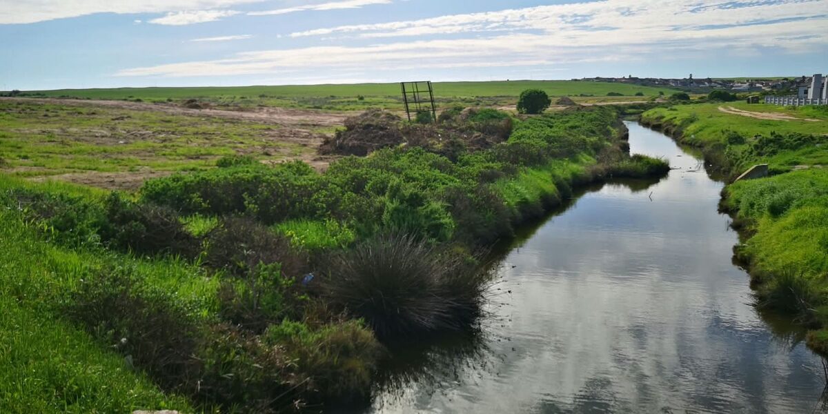 Die Bokrivier en 'n stormwaterkanaal naby die Paternosterpad.