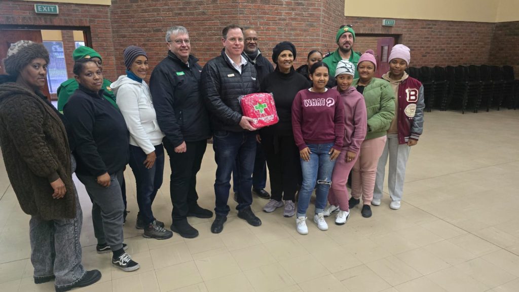 Die eerste groep vrywilligers wat met noodhulp opleiding begin het.