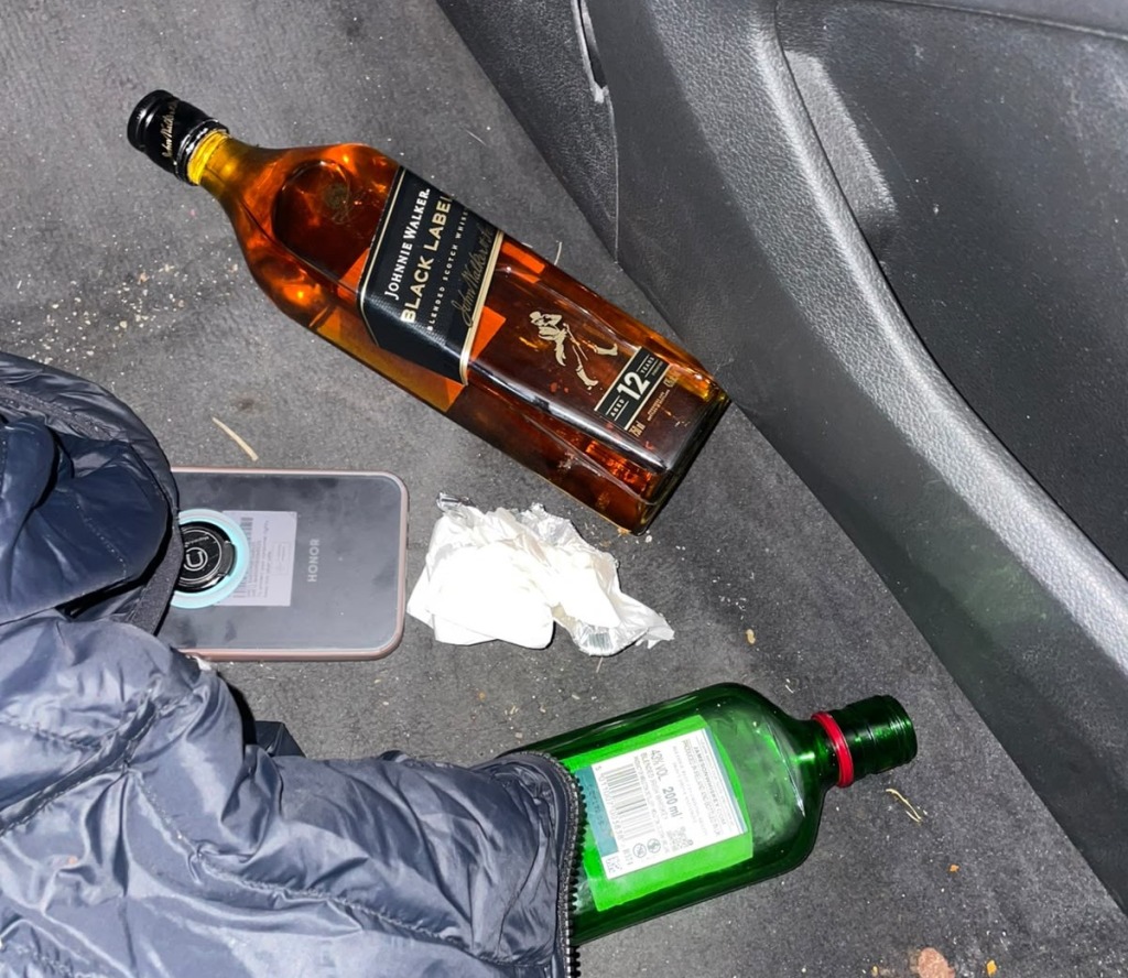Bottels drank en 'n selfoon is in die besitting van die verdagtes gevind.