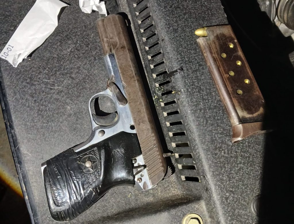 Een van die wapens wat die polisie ook by die verdagtes gevind het.