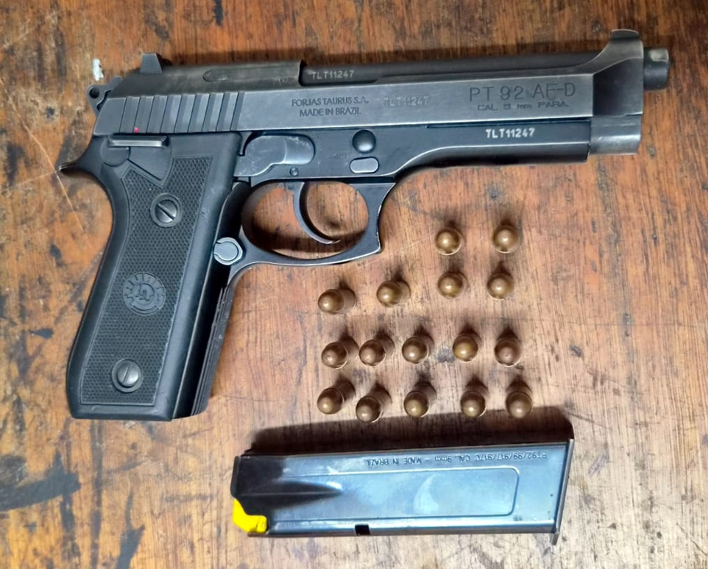 Die twee ongelisensieerde vuurwapens en ammunisie wat die polisie in Citrusdal in beslag geneem het.