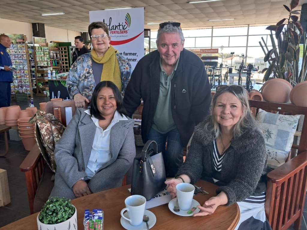 By die vorige sake-netwerkgeleentheid voor van links Marjorie de Villiers (Zest Werke) en Stephanie Mandy (Weskus-sakekamer) met agter Joa Visser (Zest Werke), Gary Badenhorst, voorsitter van die Weskus-sakekamer.