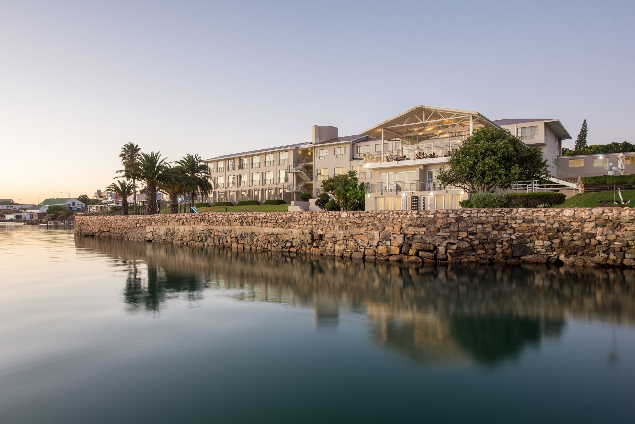 Saldanha Bay Hotel bied asemrowende uitsigte oor die baai en is trots om as finalis in die Kfm Best of the Cape-toekennings aangewys te wees.