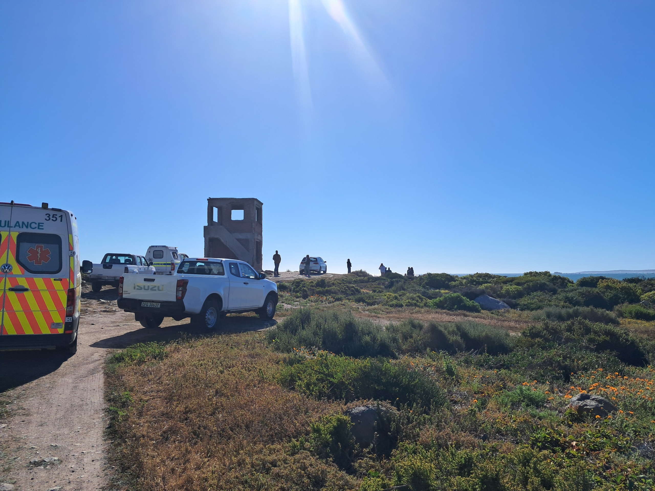 Polisiebeamptes en noodpersoneel op die toneel in Jacobsbaai waar ’n bejaarde egpaar doodgeskiet gevind is. Foto: Alida Buckle