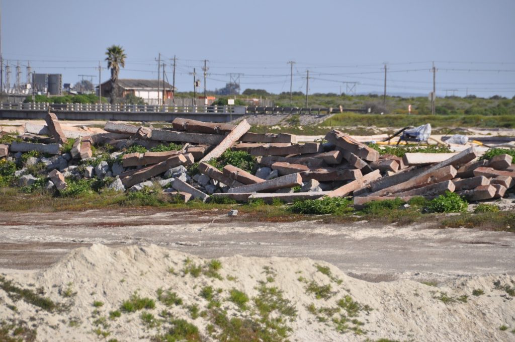 Sementblokke wat volgens Fourie in die rivier agtergelaat is.