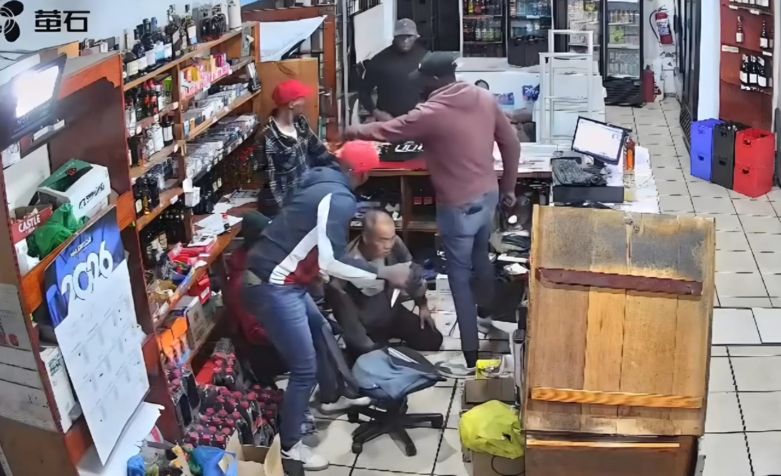 Beeldmateriaal wys hoe verdagtes tydens die gewapende roof by die drankwinkel toegeslaan het.