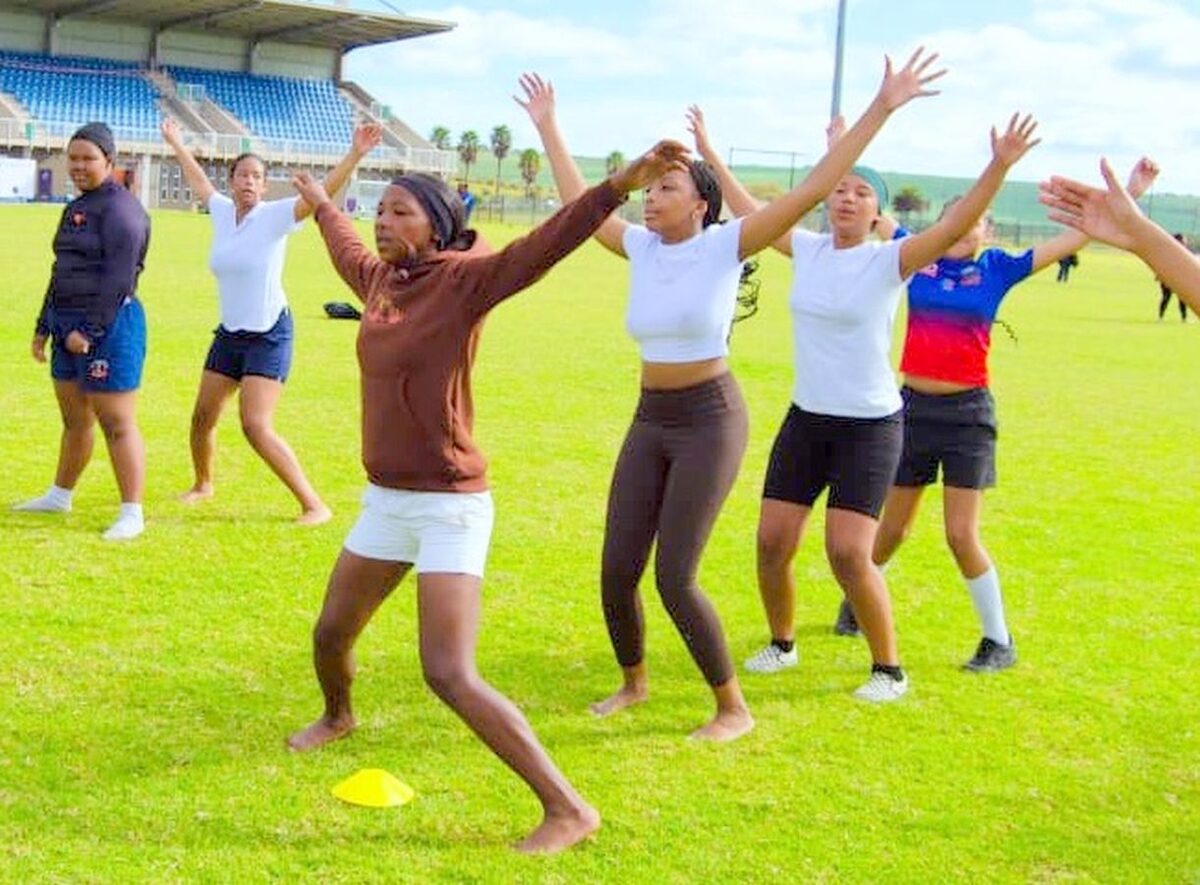Vrouemaand met rugbykliniek vir skoolmeisies gevier