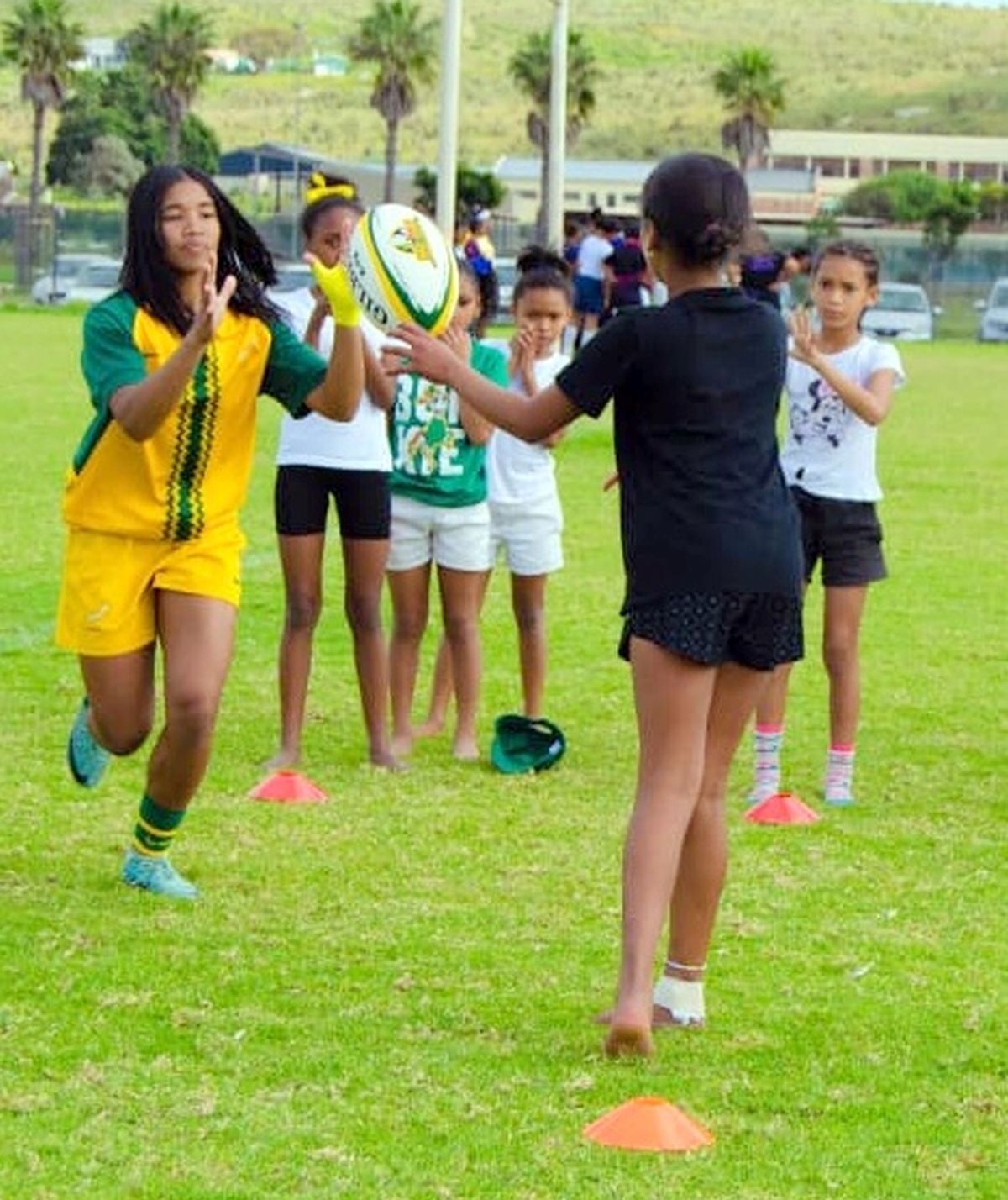 Saadiqah Corbett, Springbok-sewesspeler, wys hoe 'n bal gevang moet word.