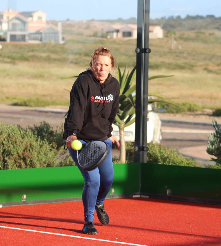 Rochelle Becker is vinnig by die bal om dit terug te slaan. Foto: Alida Buckle