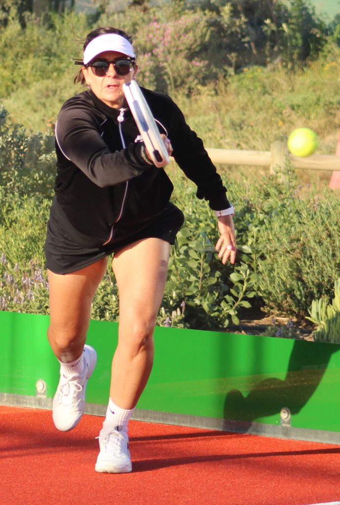Charlotte Raats slaan rats die bal terug. Foto: Alida Buckle