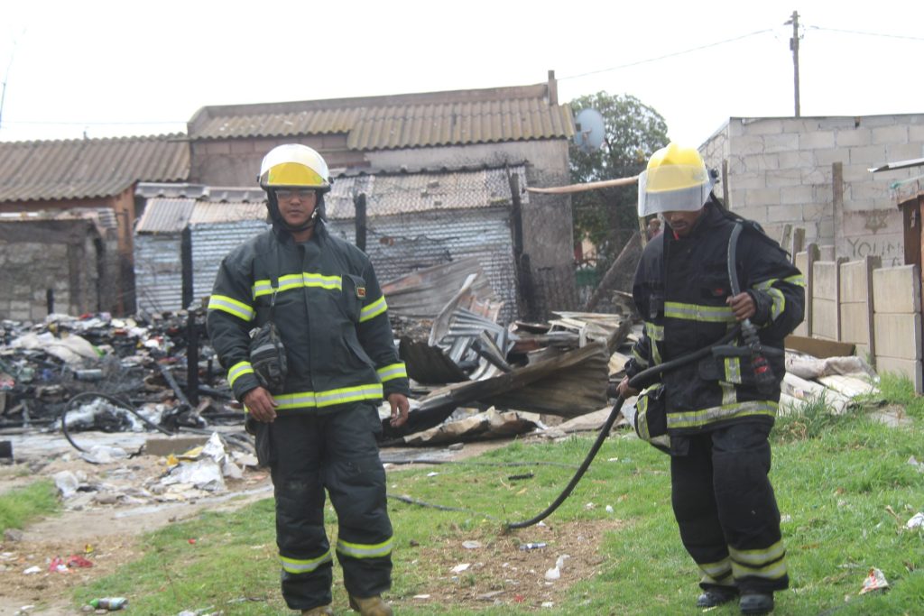 Brandweer op die toneel van die brand. FOTO: Noluvu Ludidi