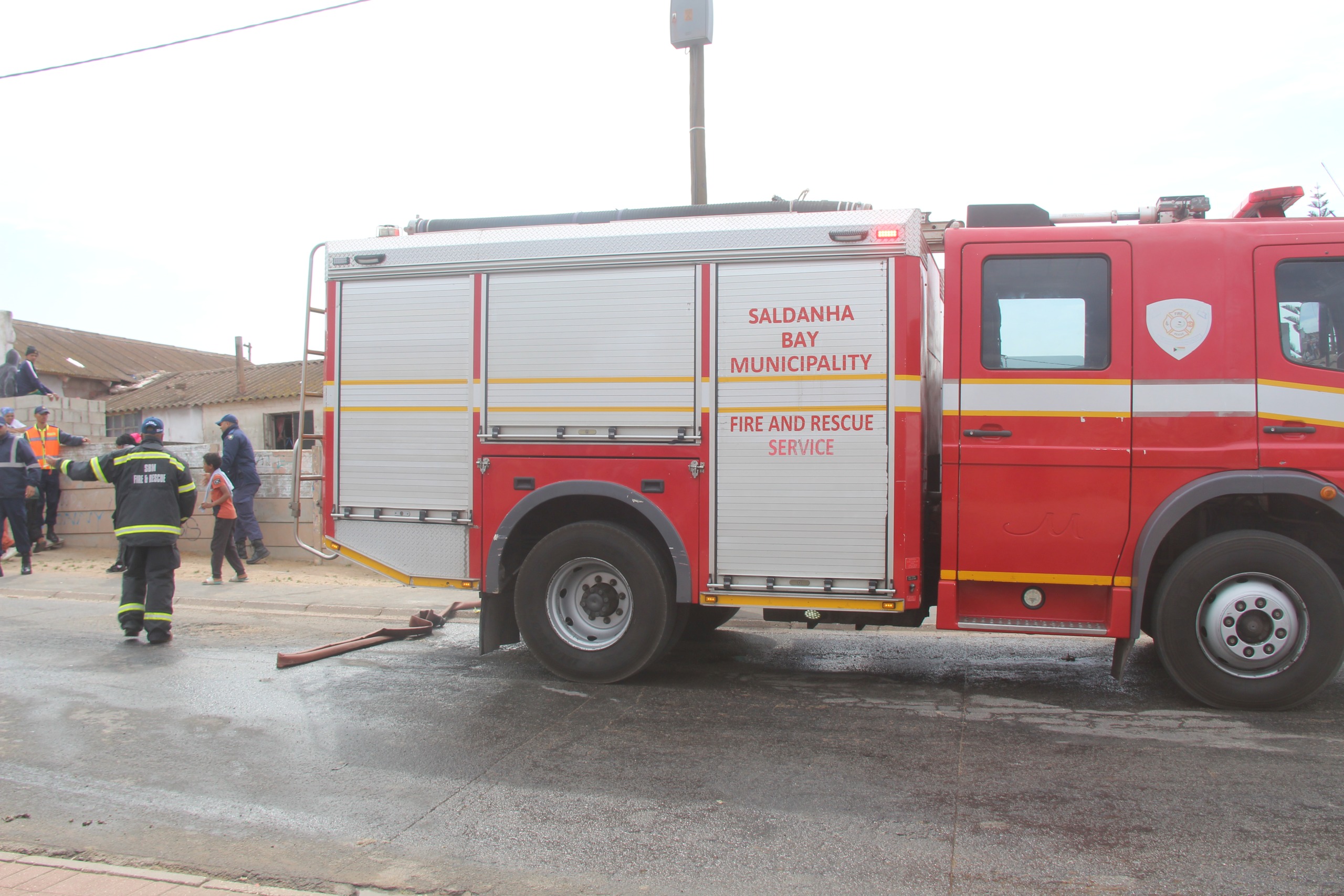 Brandweer op die toneel van die brand in Solomon WIlliamstraat.