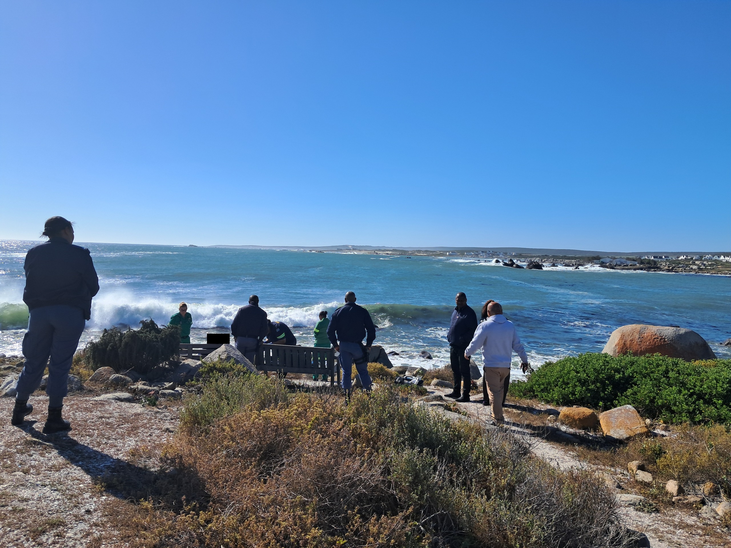 Polisie en nooddienste op die toneel by die uitkykpunt in Jacobsbaai waar die Umans-egpaar dood aangetref is. FOTO: Alida Buckle