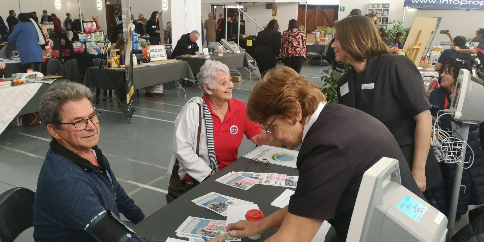 Besoekers gesels met uitstallers tydens die eerste Seniors Ekspo in Langebaan. Foto: Danie Hefers