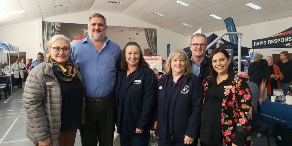 Van links Alisha de Lange (Helpende Hand), Ds. Hannes Noëth (Helpende Hand), Lizelle de Jager (Helpende Hand), Mariëtte Roos (Helpende Hand), Johan Laten (Reboot Your Resilience) en Yolanda Pretorius (AVBOB). Foto: Danie Hefers