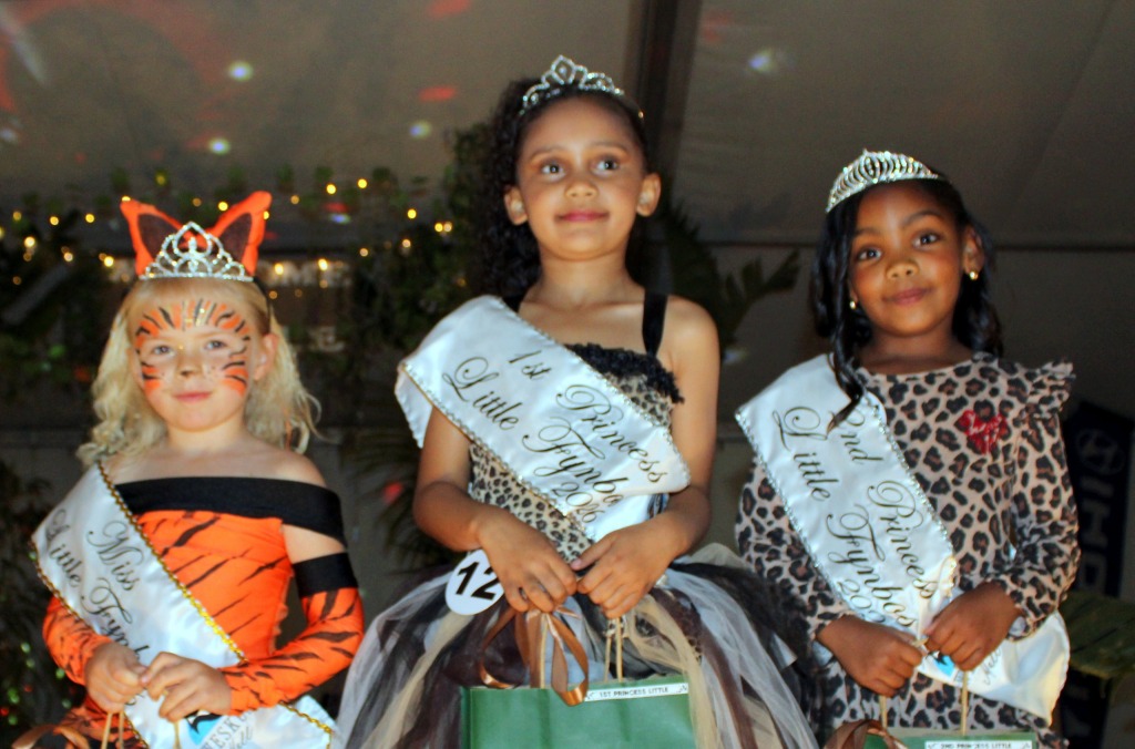 Mej. Little Fynbos: Grace Suter, Zarah Walters (eerste prinses), Stunay Jansen (tweede prinses).