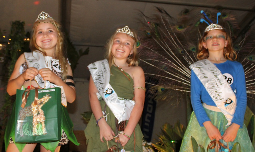 Mej. Junior Young Fynbos: Ava Theron (links), Emily Engelbrecht (eerste prinses) en Lisa-Mari Bester (tweede prinses).