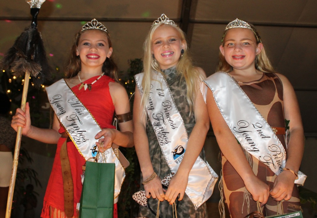 Mej. Young Fynbos: Karlien Hanekom (links), Lua Smith (eerste prinses) en Lize Sherman (tweede prinses).