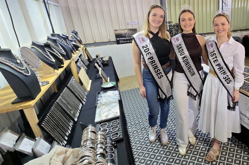 Die Swartland Skoukoning, Meri van Niekerk (middel), en haar twee prinsesse, Mieke Nel en Liebe Neetling.
